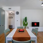 Elegant And Modern In Appartement